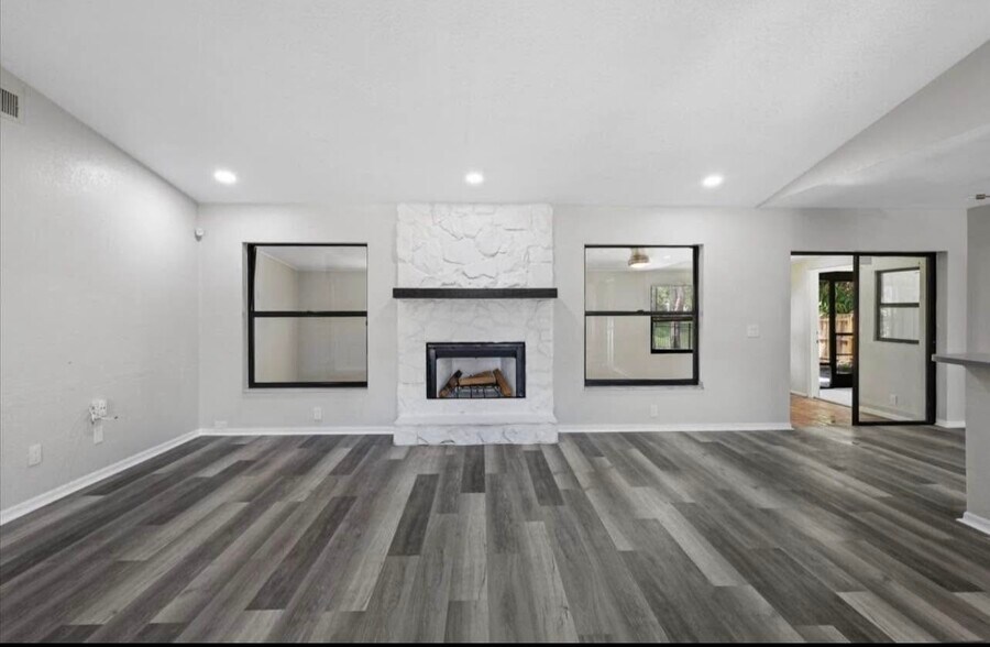 Building Photo - 2024 SW Monterrey Ln
