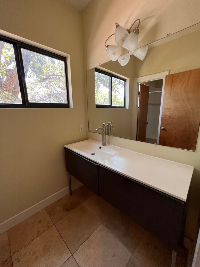 Building Photo - 5bed/3bath house in North Campus