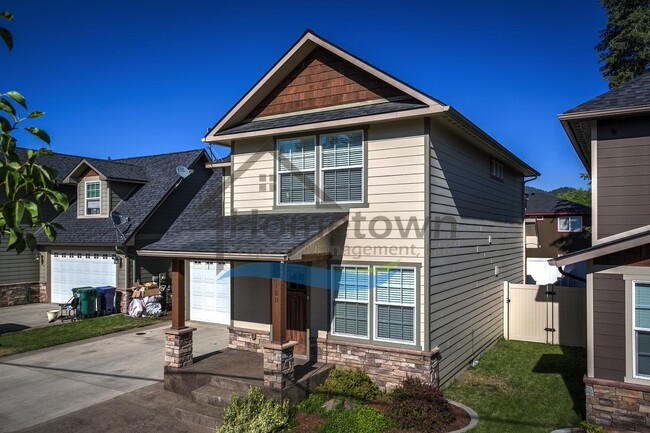 Primary Photo - 3 Bedroom 2.5 Bathroom Custom Craftsman w/...