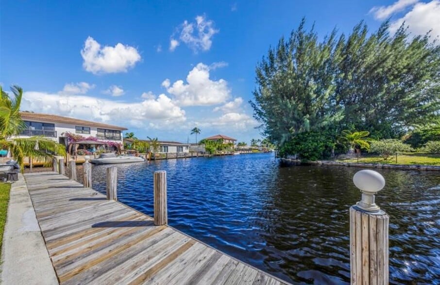 Building Photo - 2591 NE 55th Ct