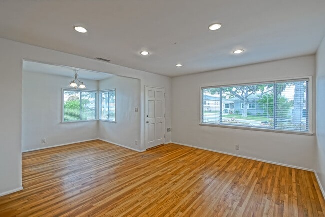 Building Photo - Bright & Charming, Single Story 3BR2BA Home w/ Large Front Yard, Huge Fenced Rear Yard w/ Large D...