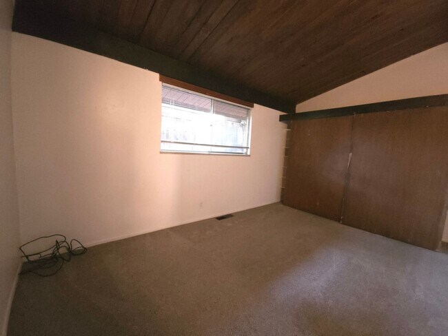 Building Photo - 3 Bedroom Apartment on West Side Of The Hill