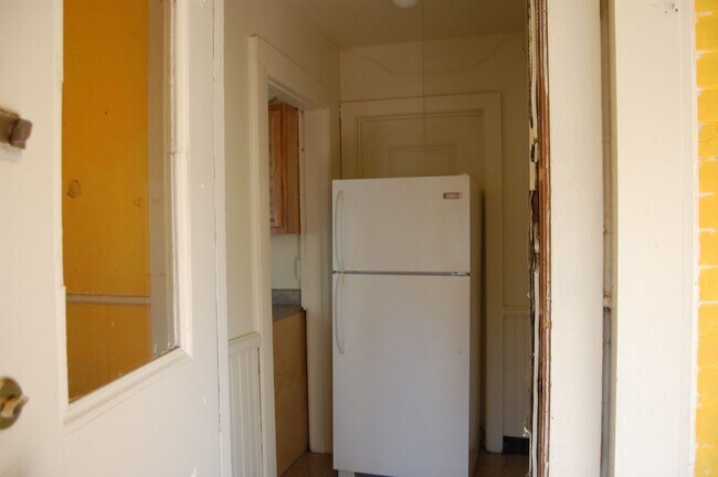 Building Photo - AVAILABLE AUGUST 1, 2026 - Charming 1st. F...