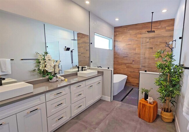 Building Photo - Bold Contemporary Sarasota Luxury Home. 4 Beds/ 4 Baths. Private Pool and Summer Grill.