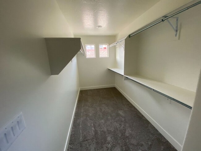 Building Photo - Modern Comfort Awaits – 4 Bed, 2.5 Bath To...