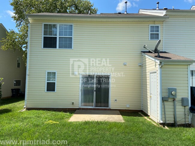 Building Photo - *Move In Special* Spacious 2BR/2.5BA End U...