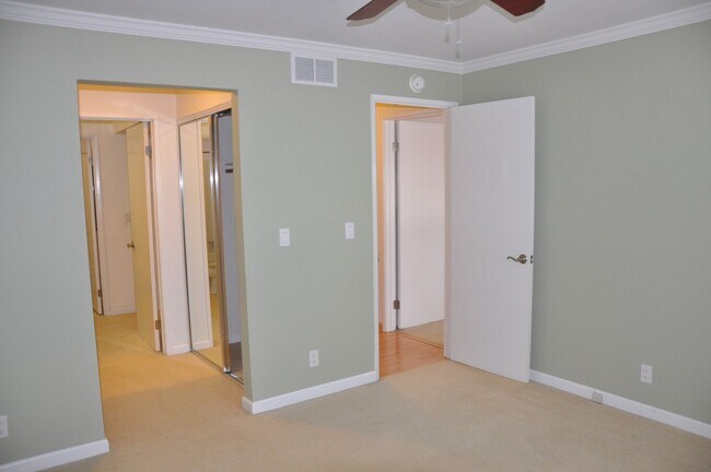 Building Photo - Gorgeous 2/2 near Hwy 101 & Fair Oaks with AC and Garage, 2 miles to Downtown Sunnyvale