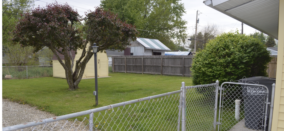 Spacious fenced backyard - 2827 N Waugh St