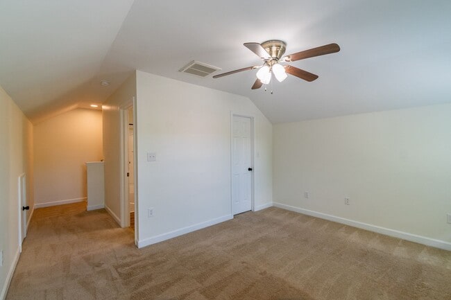 Building Photo - Charming End-Unit Townhome with Prime Loca...
