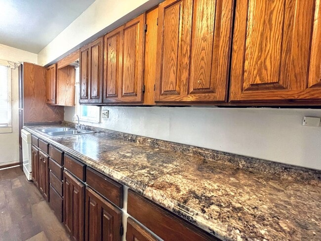 Building Photo - Bungalow Style 3 bed 2 bath home