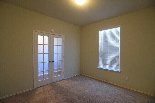 Building Photo - 3402 Claymore St