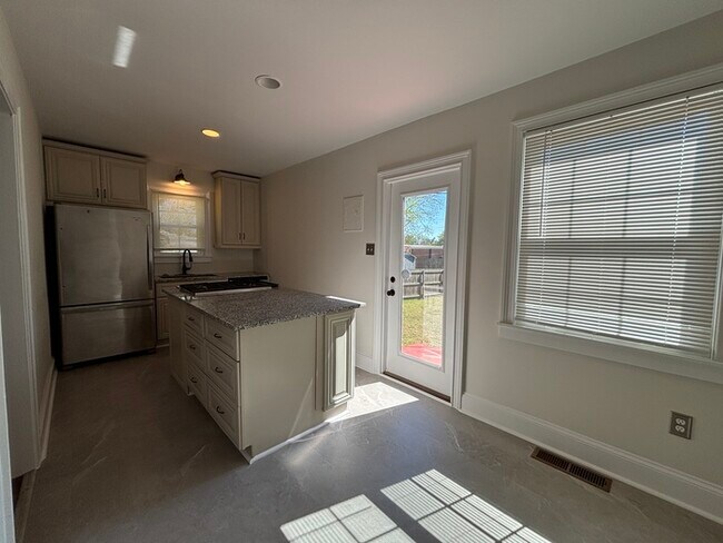 Building Photo - 2 Bedroom charming bungalow in desirable Oakhurst