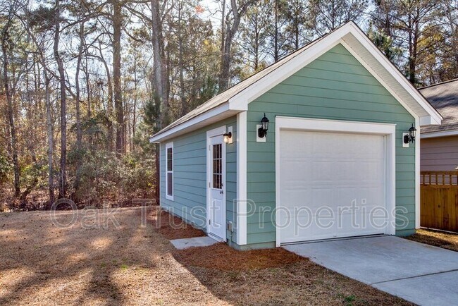 Building Photo - 1605 Valley Oak Rd