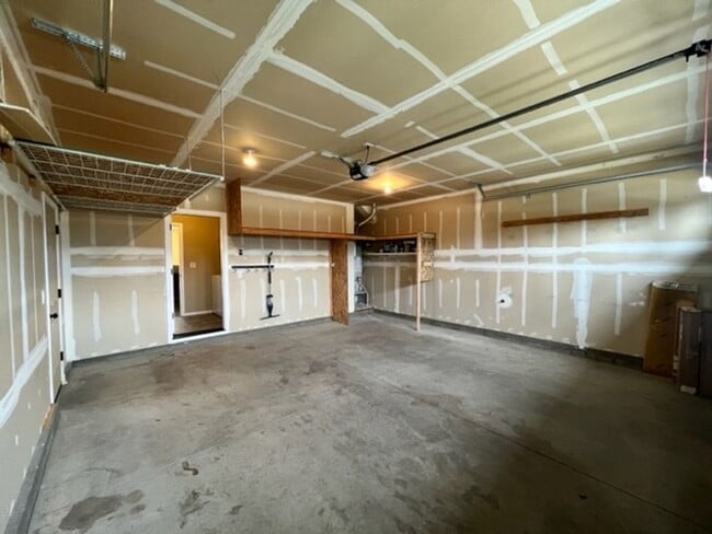 Building Photo - Three Bedroom in SW Bend Aspen Rim Neighborhood