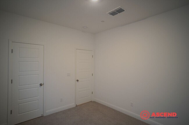 Building Photo - Luxurious 5 bedroom located in Gossamer Grove!