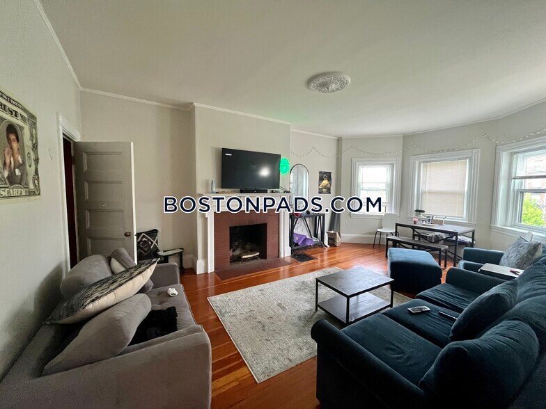 Building Photo - 917 Beacon St