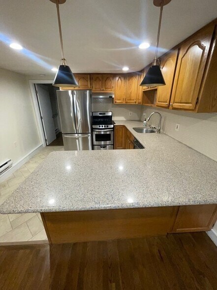 Primary Photo - 842 South St