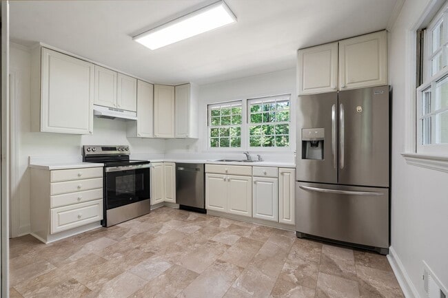 Building Photo - Perfect for Roommates — 4BD/3BA Near Franklin Street & UNC Campus | No August Rent!