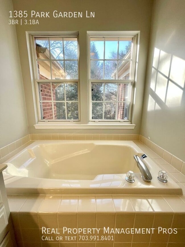 Building Photo - 1385 Park Garden Ln