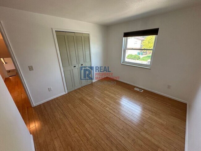 Building Photo - 1075 S Elkhart Way