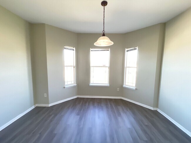 Building Photo - 360 Virtual Tour Available