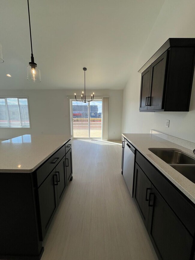 Building Photo - 3 Bed 3 Bath Townhome