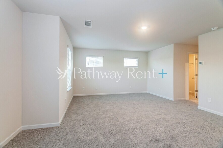 Building Photo - 631 Mackenzie Cv