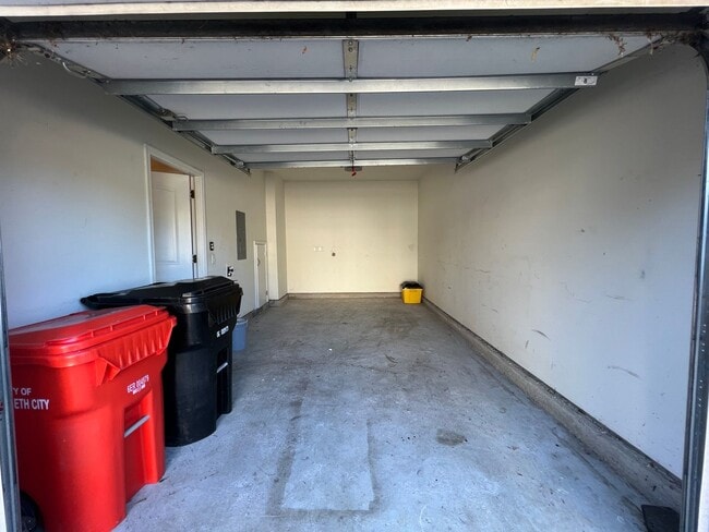 Building Photo - Available Now! 2nd Story, 3 Bed, 2.5 Bath ...