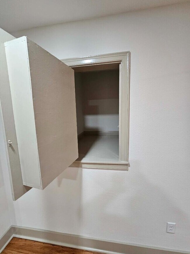 Building Photo - 152 E Orange St