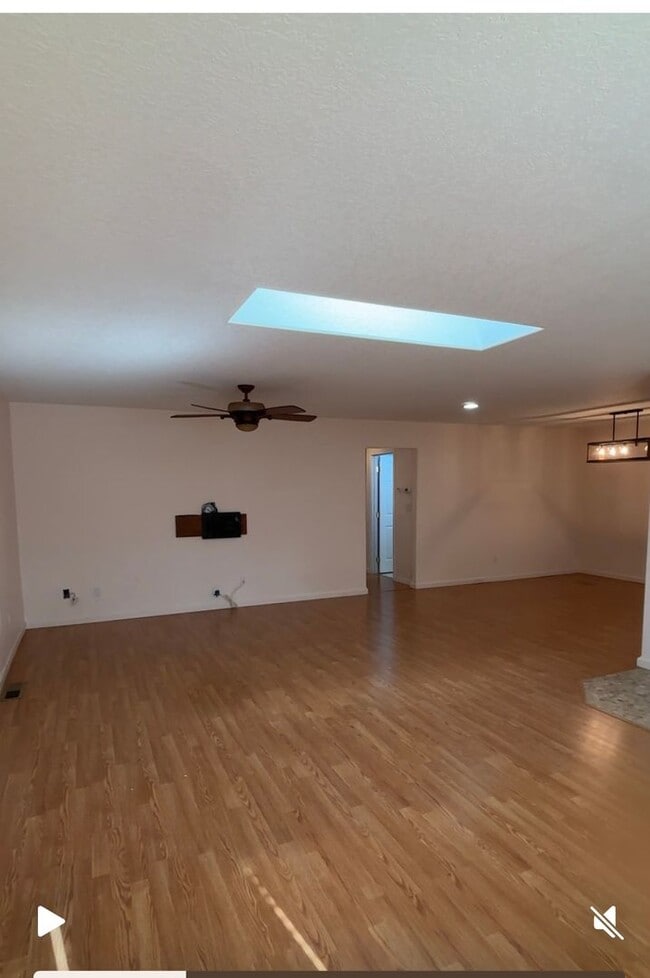 Building Photo - Large Lot Near Downtown Hillsboro