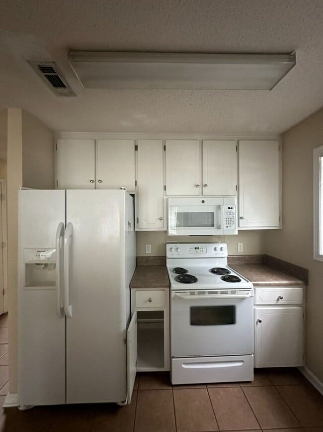 Building Photo - Wakefield!!!  3 Bedroom Townhome