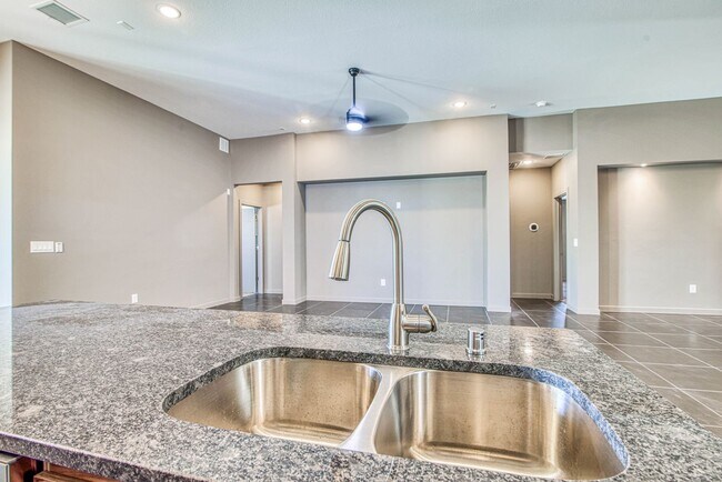 Building Photo - Beautiful East side House 4 bed-2.5 baths, part of The Overlook Casa Club that includes Swimming ...