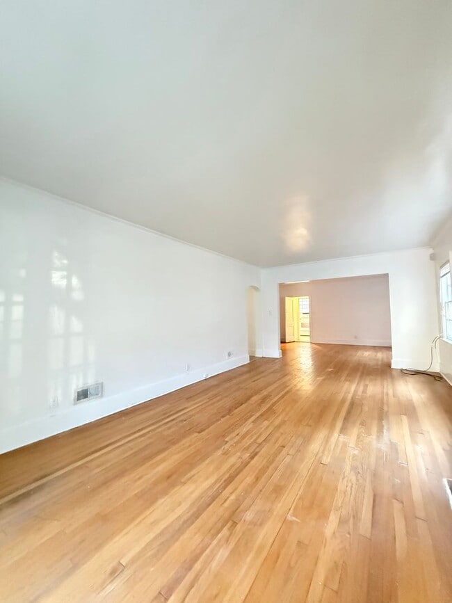 Building Photo - 3 Bed in the heart of Blackstone District! Available Now!