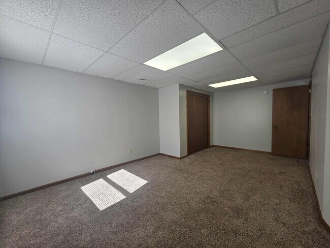 Building Photo - Large town house for rent!