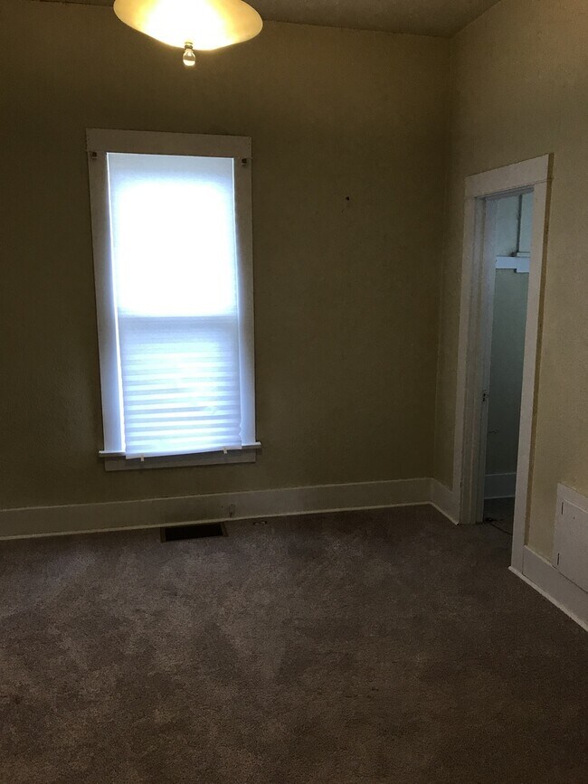 Building Photo - One of a kind ranch home with lake mountain views!