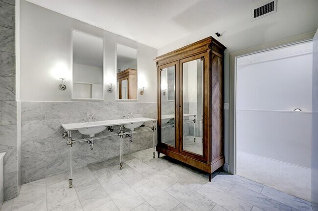 Building Photo - 1025 S Shepherd Dr