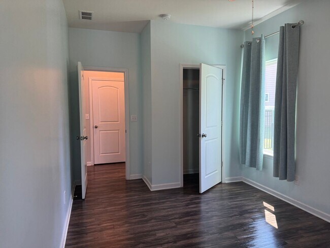 Building Photo - Five Bedroom Home in The Villages of Denver
