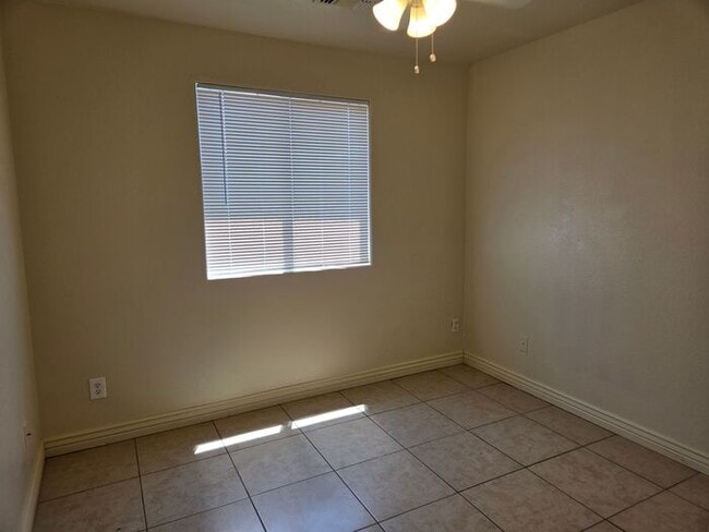Building Photo - 3 bed, 1 bath, in a Duplex located in Sout...