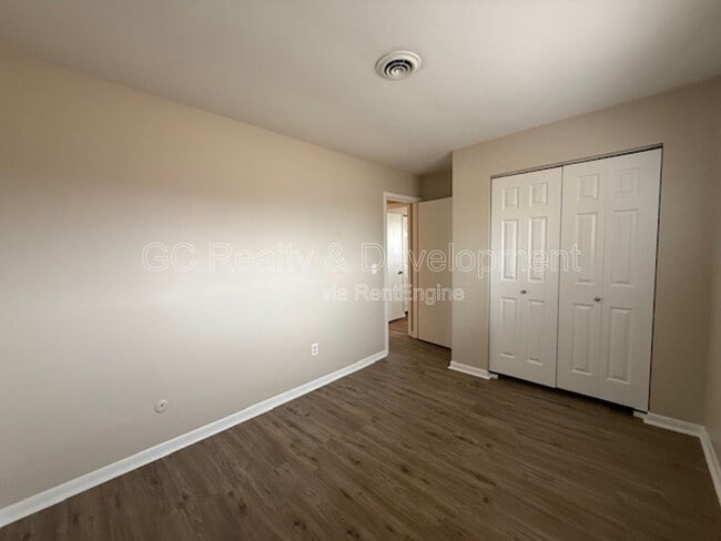 Building Photo - 510 W Kendall Dr