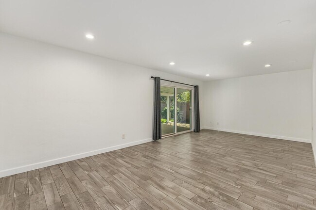 Building Photo - 6631 N 12th Pl