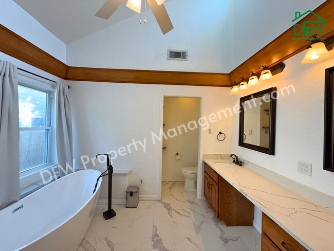 Building Photo - Charming 3-Bedroom Home with Sunroom & Spacious Backyard in Irving!