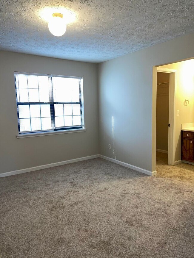 Building Photo - 5763 N Castlegate Dr