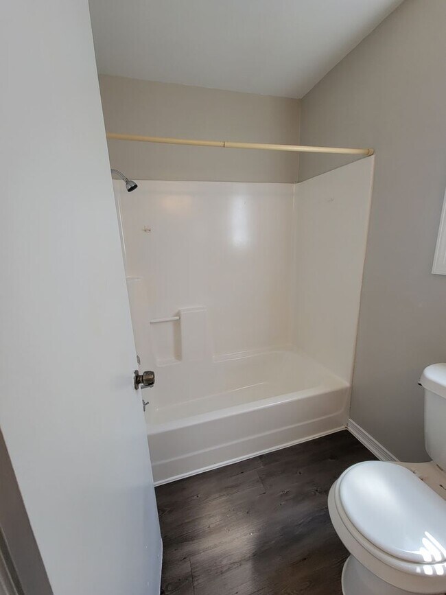 Building Photo - 4 Bedroom 2 bathroom