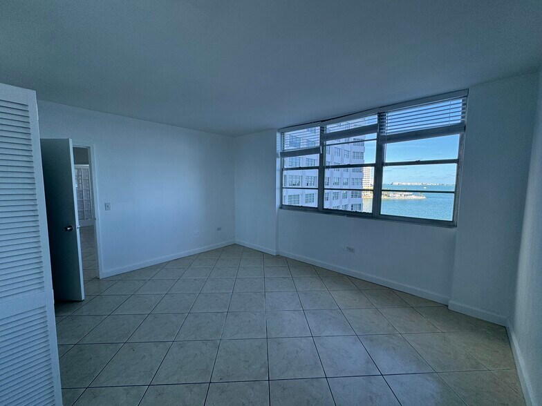 Building Photo - 999 Brickell Bay Dr