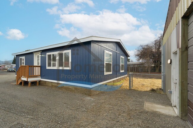 Building Photo - 2 Bedroom 1 Bath Home with Off-Street Park...