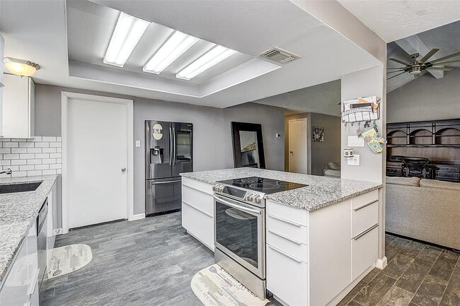 Building Photo - 16635 Water Oak Dr