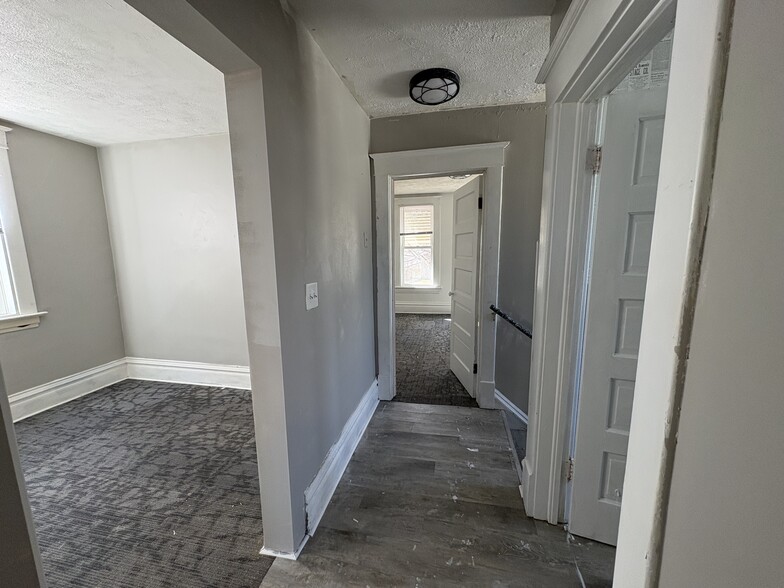 Building Photo - 714 S 1st Ave