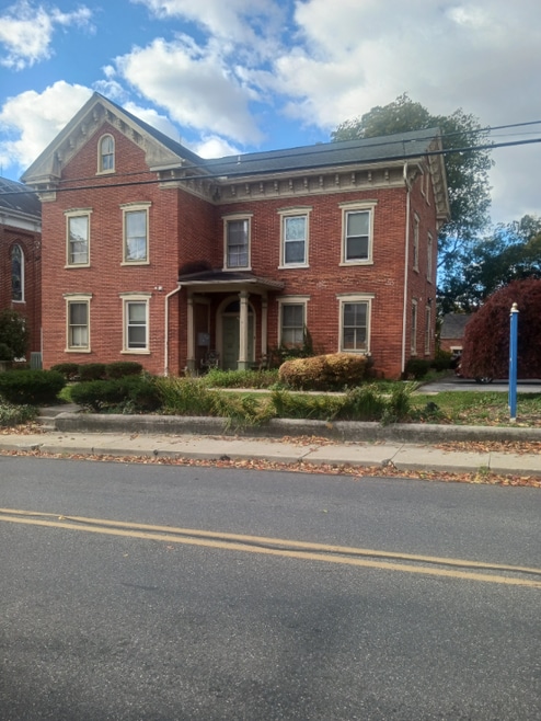 Building Photo - 323 N George St