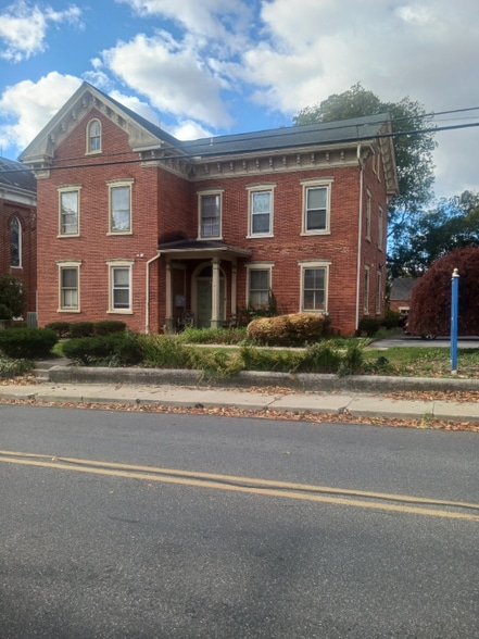 Primary Photo - 323 N George St