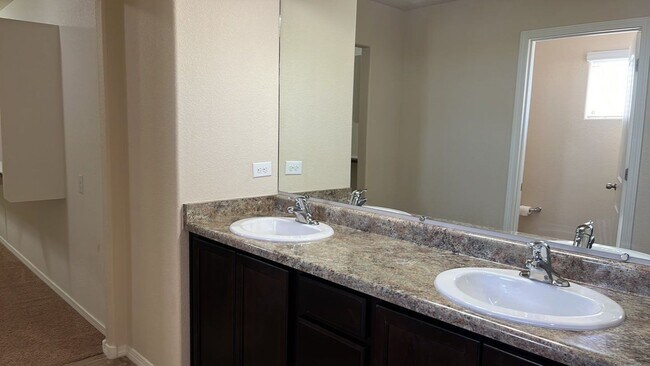 Building Photo - **Beautiful 4 Bedroom Home**Located in Lom...